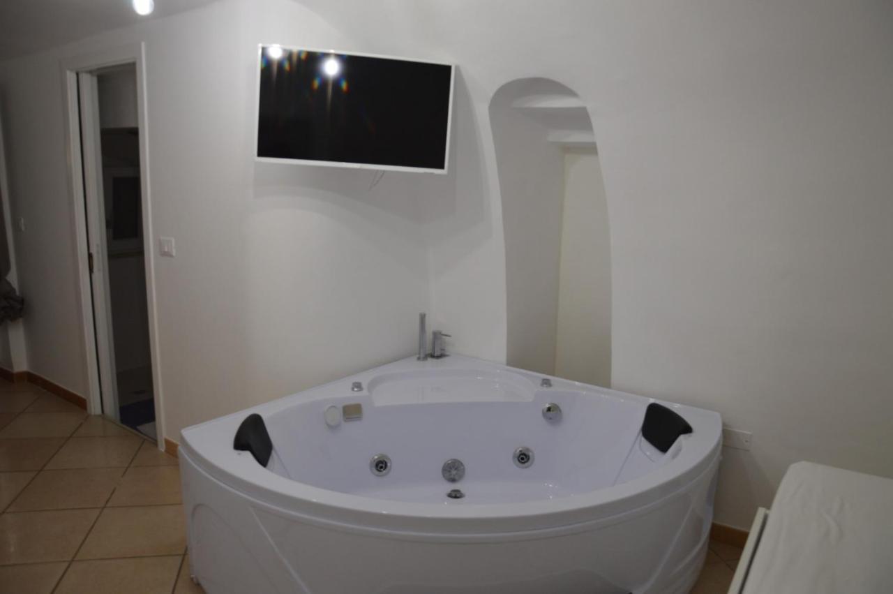 Ostuni 21Mqsuitehomes, Appartamento Con Mini Piscina Privata, Appartamenti Con Vasca Idromassaggio & Appartamenti Standard Kültér fotó