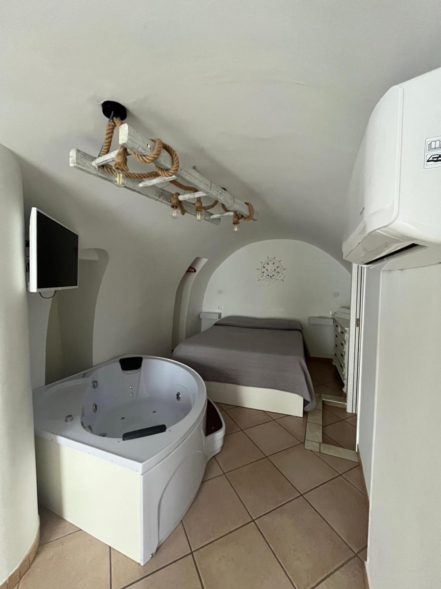 Ostuni 21Mqsuitehomes, Appartamento Con Mini Piscina Privata, Appartamenti Con Vasca Idromassaggio & Appartamenti Standard Kültér fotó